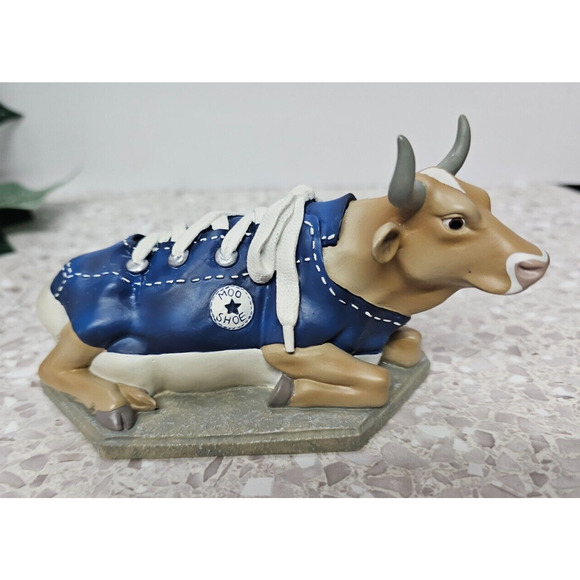 Cow Parade Figurine 9125 MooShoe - Chicago New York - Converse In box - Picture 2 of 4